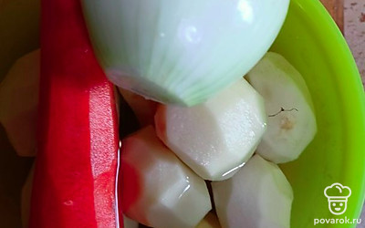 Почистить картошку, морковь и лук. Картофель порезать кубиками, морковь натереть на терке, лук мелко порезать.