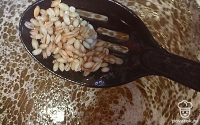 Процеженный бульон доводим до кипения, с перловки сливаем воду и кладём ее в бульон. Варим перловку минут 30-40.