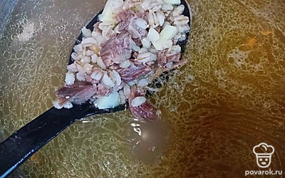 Затем добавляем картошку и мясо и варим ещё 20 минут, до готовности картошки.