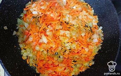 Обжариваем на сковороде в небольшом количестве растительного масла сначала лук до золотистого цвета, затем добавляем морковь. Жарим до готовности на медленном огне, постоянно помешивая.