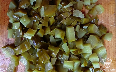 Огурцы режем на кубики, рассол оставляем, он нам пригодится в бульон.