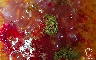 Добавляем нашу за жарку из лука и моркови, лавровый лист,зелень,специи по вкусу, огурцы и рассол из под огурцов. Рассол добавляем только в конце варки. Пробуем на соль, добавляем по вкусу. Проварить все 5 минут и выключаем огонь.