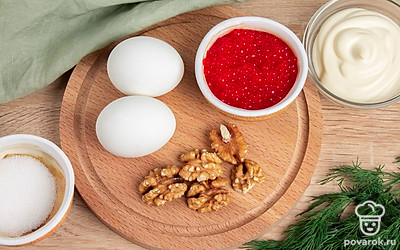 Подготовьте все ингредиенты. Отварите яйца, если грецкие орехи горчат — залейте их водой и оставьте на 6-7 часов, они снова мягкими и сладковатыми.