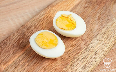 Разрежьте яйца на половинки, выньте желтки