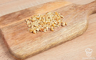 Раздробите грецкие орехи молотком, положив на них полотенце чтобы кусочки не разлетелись