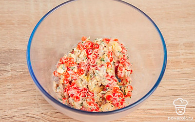 Смешайте орехи, желтки, икру, майонез, посолите и тщательно перемешайте