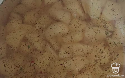 Чистим картошку, нарезаем, заливаем водой. Добавляем специи, ставим на плиту на 20-30 минут. 