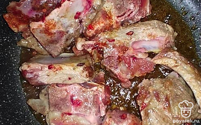 Обжариваем свинину на сковороде, приправляем специями. Выкладываем мясо из сковороды в тарелку и на этом же масле делаем зажарку из лука и моркови.