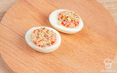 Выложите начинку на место желтков