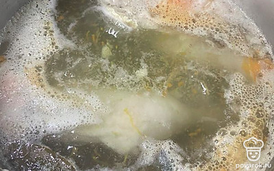 Добавьте тертую морковь и специи.