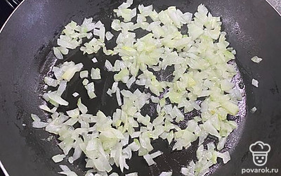 Обжарьте лук.