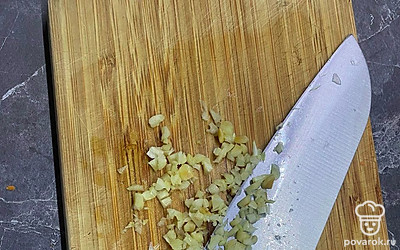 Мелко нарежьте чеснок.