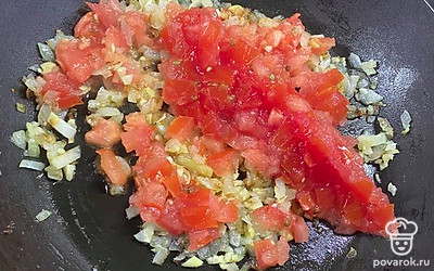 Порежьте помидор, все вместе обжаривайте до однородной консистенции.
