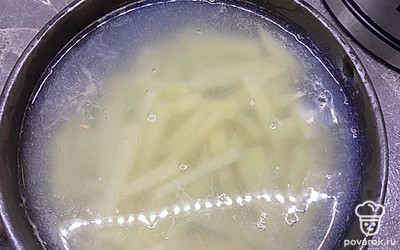 Нарежьте картошку.