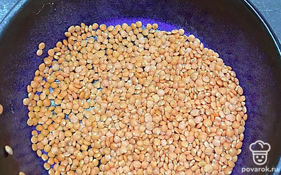 Помойте чечевицу. Все добавьте в суп и варите час.