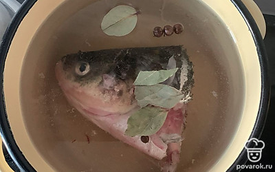 Голову толстолобика заливаем водой, добавляем лавровый лист и перец, отправляем вариться.