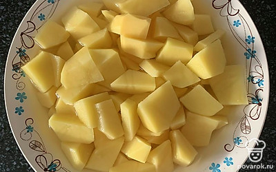 Картошку чистим и режем на кусочки.