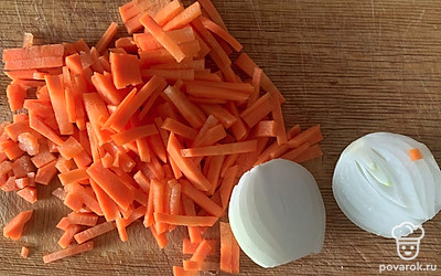 Морковь нарезаем брусочками, лук — пополам.