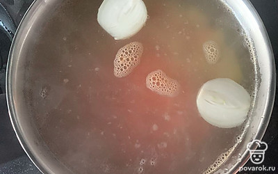 Когда голова сварится, процеживаем бульон. Добавляем картошку, морковку и лук.