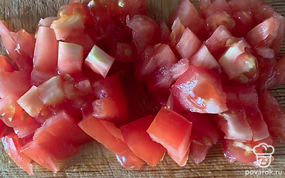Помидор режем на кусочки.