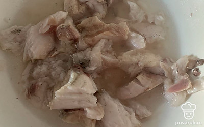 Голову разбираем, отделяем мясо от костей.