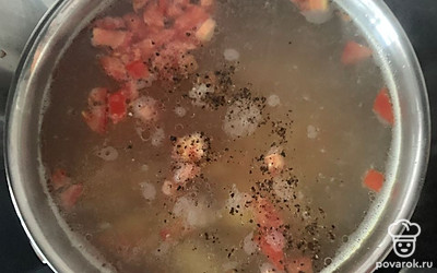 Добавляем в суп помидор и мясо толстолобика. Солим и доводим до готовности.