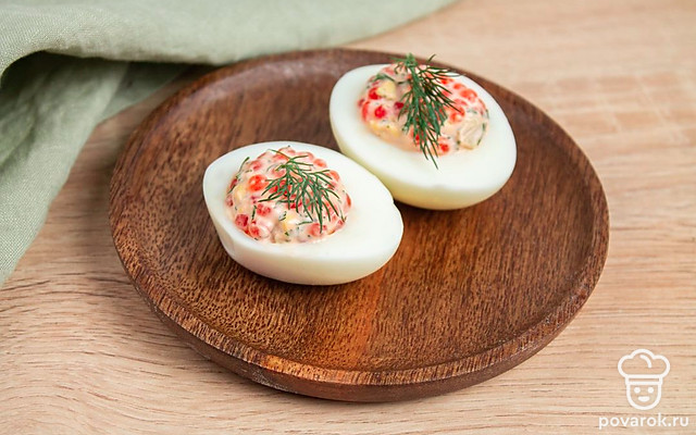 Яйца, фаршированные красной икрой — Рецепт с фото