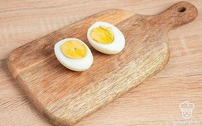 Разрежьте яйцо на две половины, достаньте желток