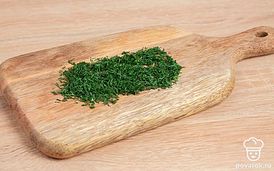 Мелко нарежьте укроп