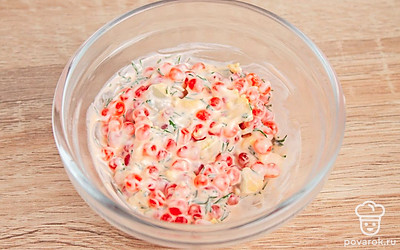 В отдельной емкости смешайте яичный желток, икру, майонез и зелень, посолите и хорошо перемешайте