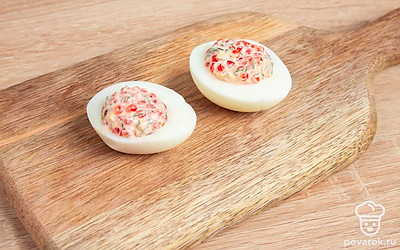 Выложите начинку на место желтка