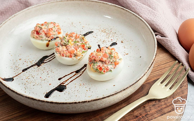 Фаршированные яйца с укропом и красной икрой — Рецепт с фото