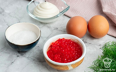 Подготовьте все ингредиенты. Заранее отварите яйца и промойте укроп.