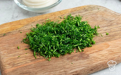 Мелко нарежьте свежий укроп.