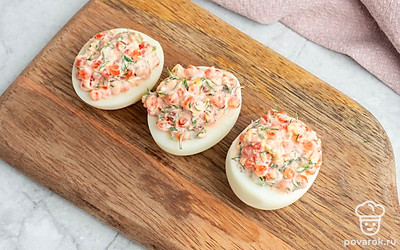 Полученную смесь выложите в готовые половинки яичного белка.