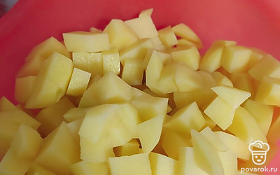 Сварим перловку и индейку отдельно. Пока бульон варится, готовим остальные продукты. Овощи чистим и нарезаем как нравится. я режу картофель брусочками. Морковь и лук мелко шинкуем.