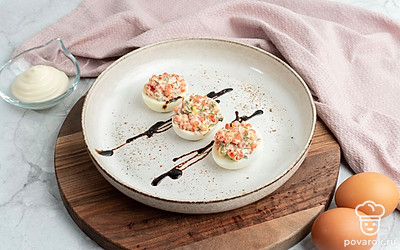 Фаршированные яйца укропом и красной икрой выложите на тарелку и украсьте на свой вкус. Приятного аппетита!