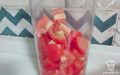 Если под рукой нет томатной пасты, то можно использовать обычные помидоры, пропущенные через блендер. Они нужны для кислинки в супе.