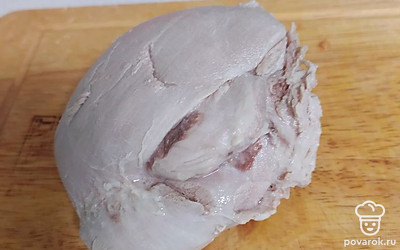 По истечении положенного времени достаем из кастрюли бедро, а бульон бросаем картофель. Если индейка готова, то она очень легко сама будет распадаться на волокна и разобрать ее не составит никакого труда.