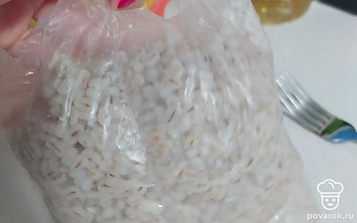 К варящейся картошке добавляем готовую, предварительно отдельно отваренную перловку. Она после пакета может немного слипнуться, это абсолютно нормально. Разделите ее ложкой. 