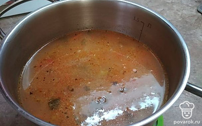 По мере готовности картофеля добавляем в кастрюлю зажарку, мелко нашинкованную зелень и соль. Последним этапом я добавляю сушенный базилик для пряности. Растираю его между ладоней и засыпаю к кастрюлю. Довожу до закипания, накрываю крышку и даю настояться под крышкой 5-10 минут. 