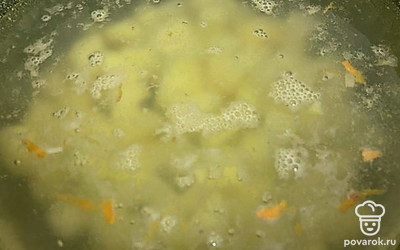 Картофель начистить и порезать кубиком. Закинуть в кастрюлю с кипящей водой.