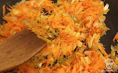 Чечевицу промыть и отправить к картофелю. Лук и морковь почистить, измельчить и слегка обжарить на сковороде.