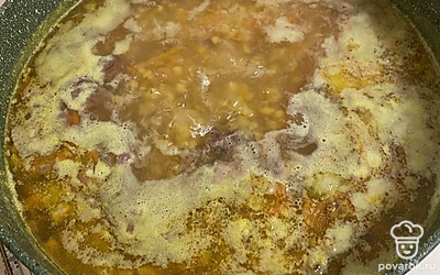 Добавить морковь и лук в кастрюлю. Затем тушенку. Это может быть и свиная, и говяжья и из цыпленка.