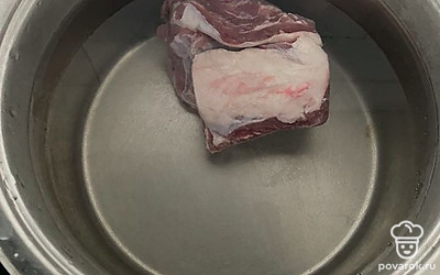 Поставить варить бульон на говядине или говяжьих ребрах.