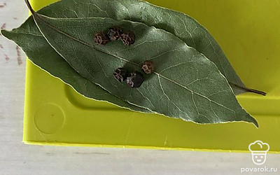 В бульон добавить лавровый лист и перец горошком.