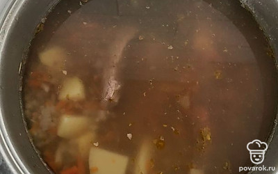 Суп посолить по вкусу. Варить на медленном огне до готовности. Примерно 15 минут после того, как была введена гречка.