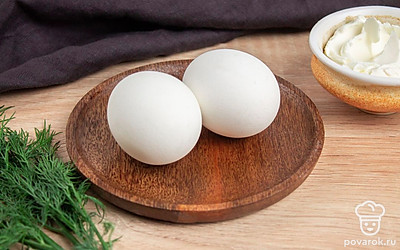 Заранее отварите яйца вкрутую. Подготовьте все ингредиенты и выложите их на столе, чтобы вам было удобнее готовить.