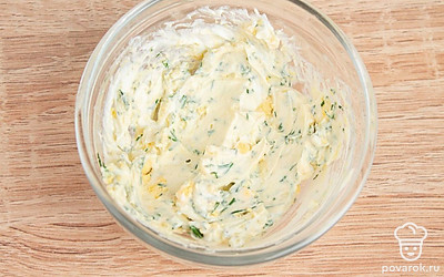 Очистите яйца от скорлупы, разрежьте пополам и выньте желтки. Положите их в мисочку с сыром, добавьте туда укроп. Тщательно все перемешайте.