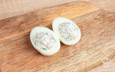 Возьмите белки и аккуратно, с помощью чайной ложечки, нафаршируйте их получившейся массой из сыра, укропа и желтков.